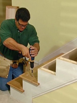 Как установить деревянную лестницу: монтаж и ремонт, изготовление и закрепление столба на втором этаже, видео как своими руками