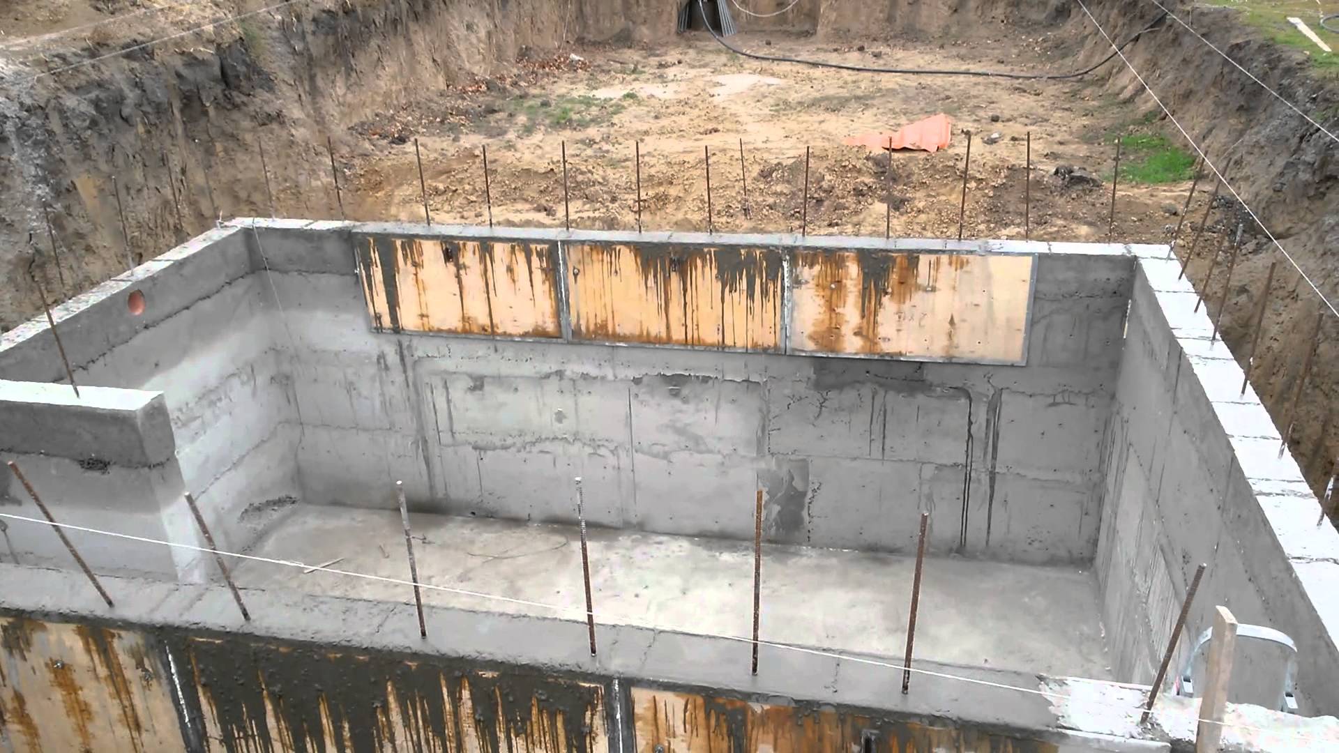 стены погреба из бетона