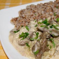 Chicken liver fried with onions in sour cream