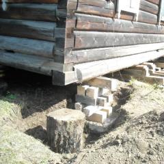 Ratowanie starego drewnianego domu: naprawa lub wymiana fundamentu