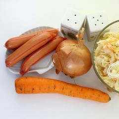 Kapusta duszona z kiełbasą - przepisy kulinarne ze zdjęciami Przepis na kapustę kiszoną z kiełbasą